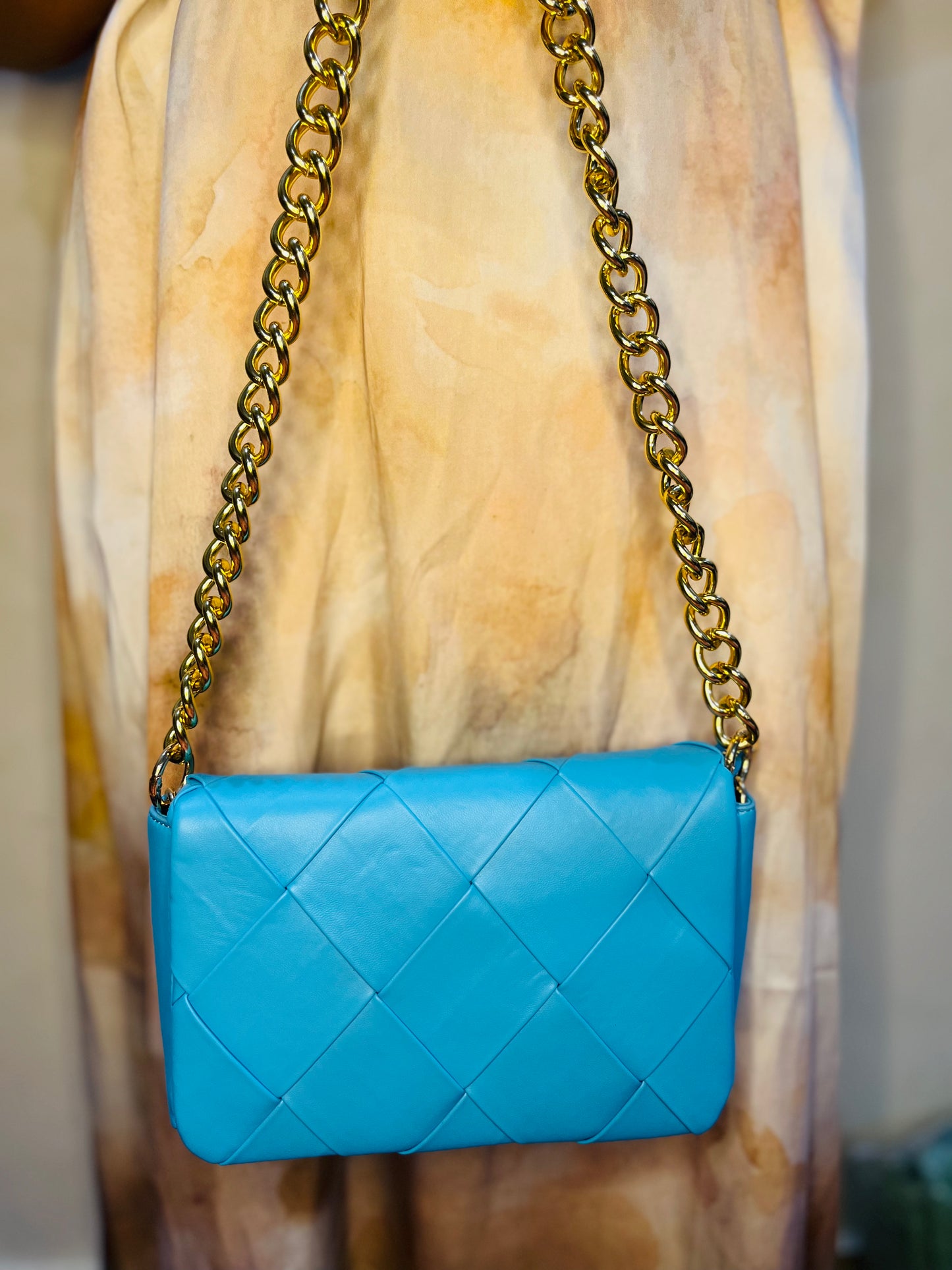 Chain Crush Shoulder Bag | Stylish Statement Piece